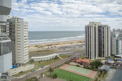 Vende Apartamento reciclado de 2 dormitorios más dependencia, con losa radiante y vista mar en Punta del Este