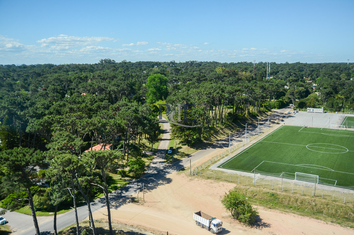Departamento con linda vista a pasos de Playa Brava - Imagen 33