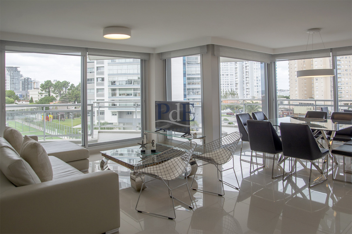 Apartamento de 3 Dormitorios en Playa Mansa en venta  - A Pasos del Mar - Imagen 3