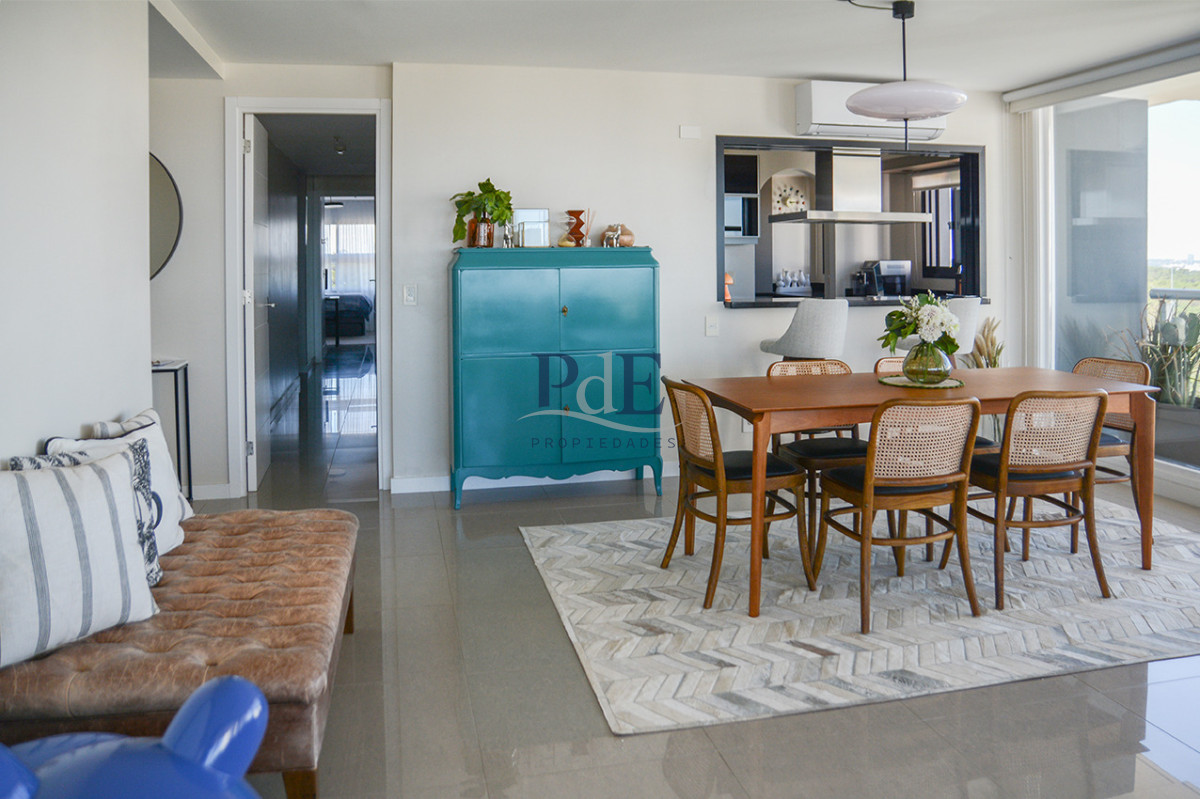 Departamento con linda vista a pasos de Playa Brava - Imagen 2