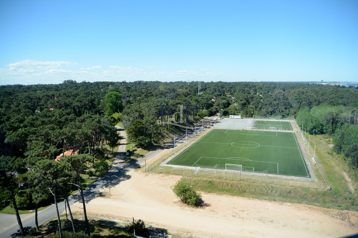 Departamento con linda vista a pasos de Playa Brava - Imagen 28