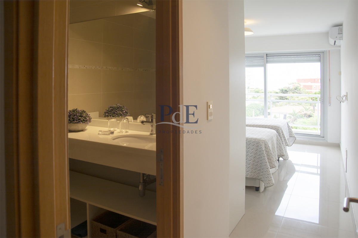 Apartamento de 3 Dormitorios en Playa Mansa en venta  - A Pasos del Mar - Imagen 49