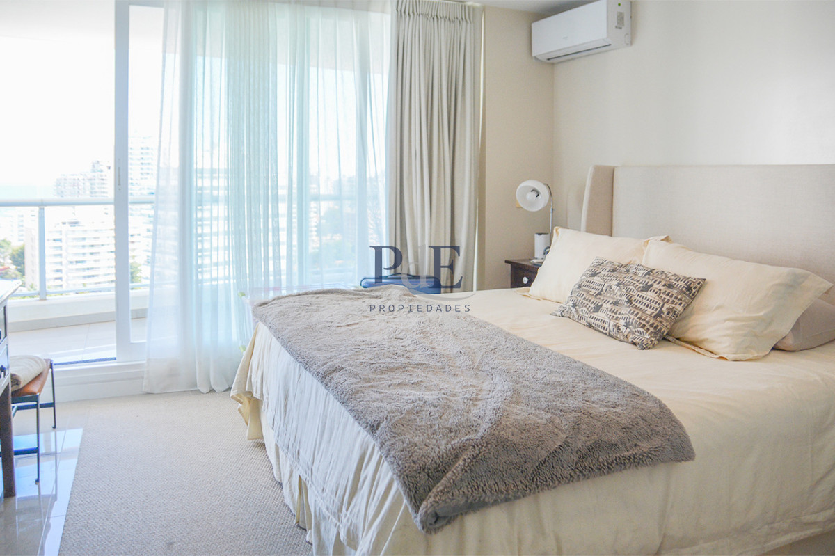 Departamento con linda vista a pasos de Playa Brava - Imagen 17