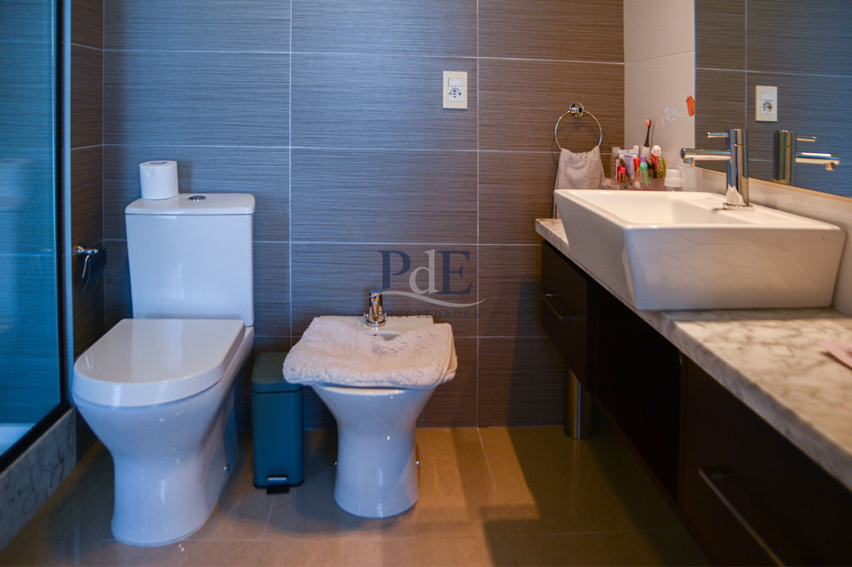 Departamento con linda vista a pasos de Playa Brava - Imagen 36