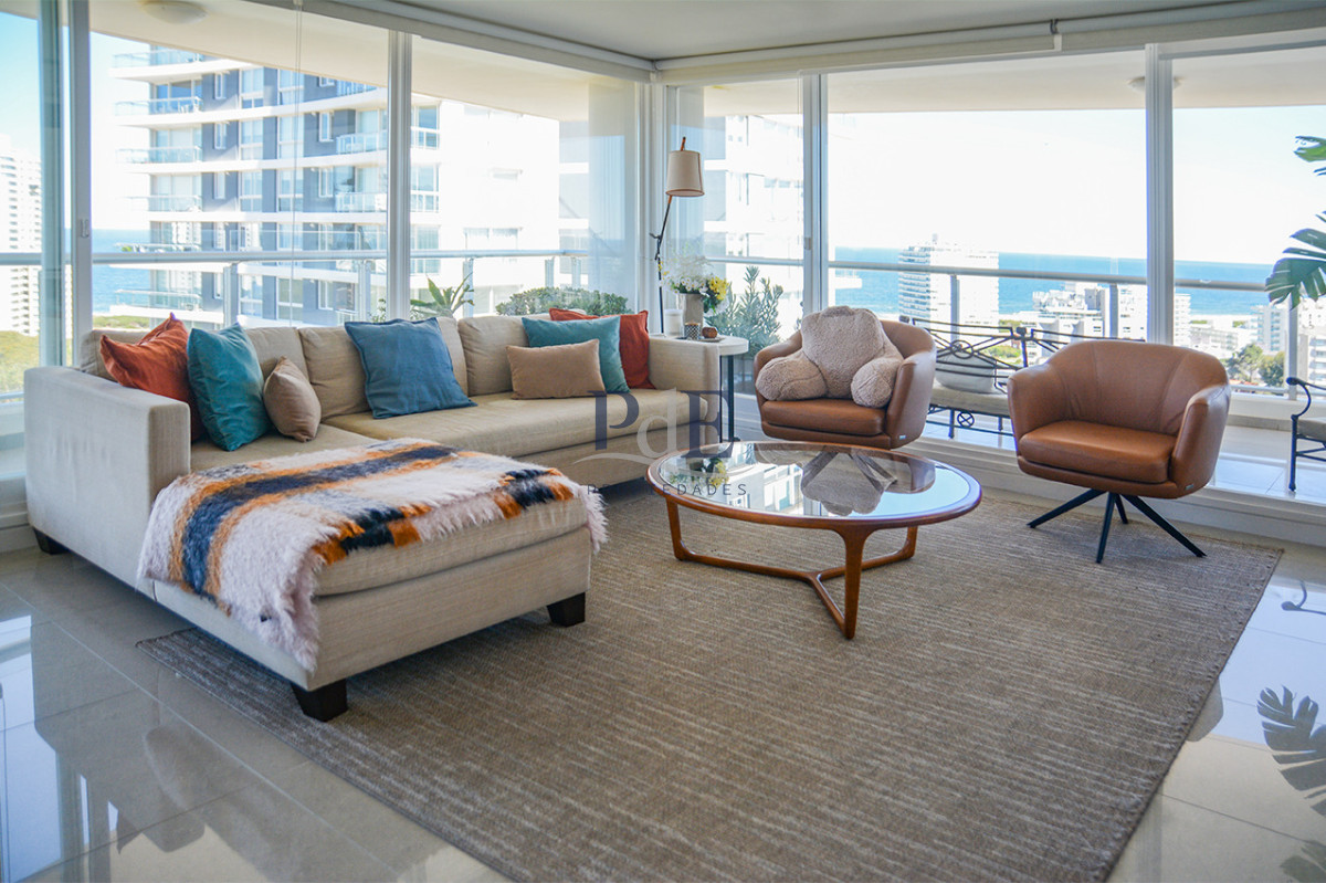 Departamento con linda vista a pasos de Playa Brava - Imagen 1