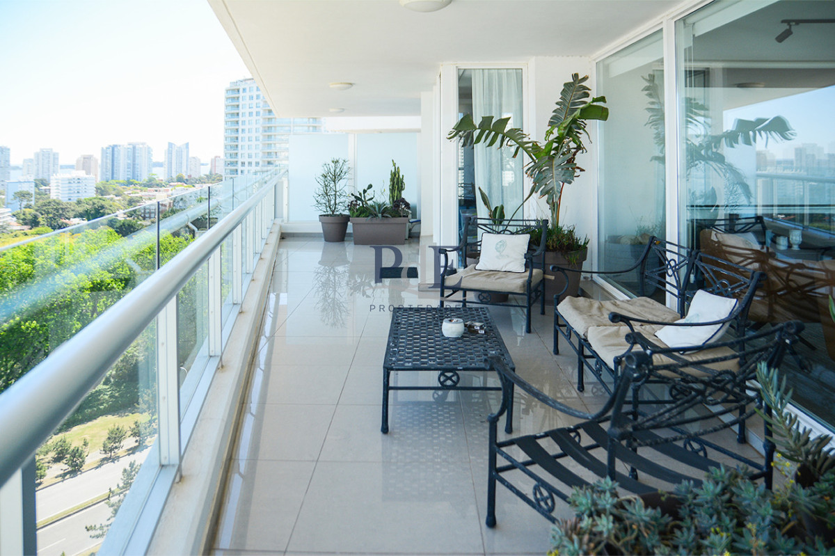 Departamento con linda vista a pasos de Playa Brava - Imagen 8