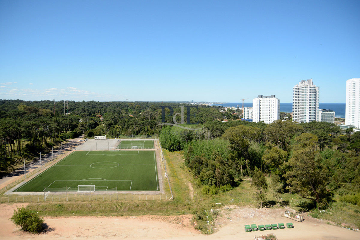 Departamento con linda vista a pasos de Playa Brava - Imagen 15
