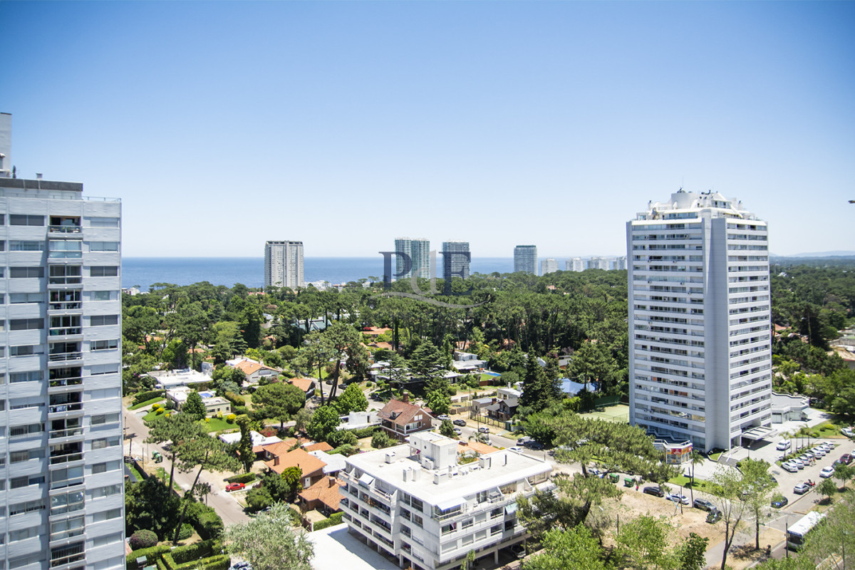 Vende apto de 2 dormitorios con vista al mar en Punta del este - Imagen 13