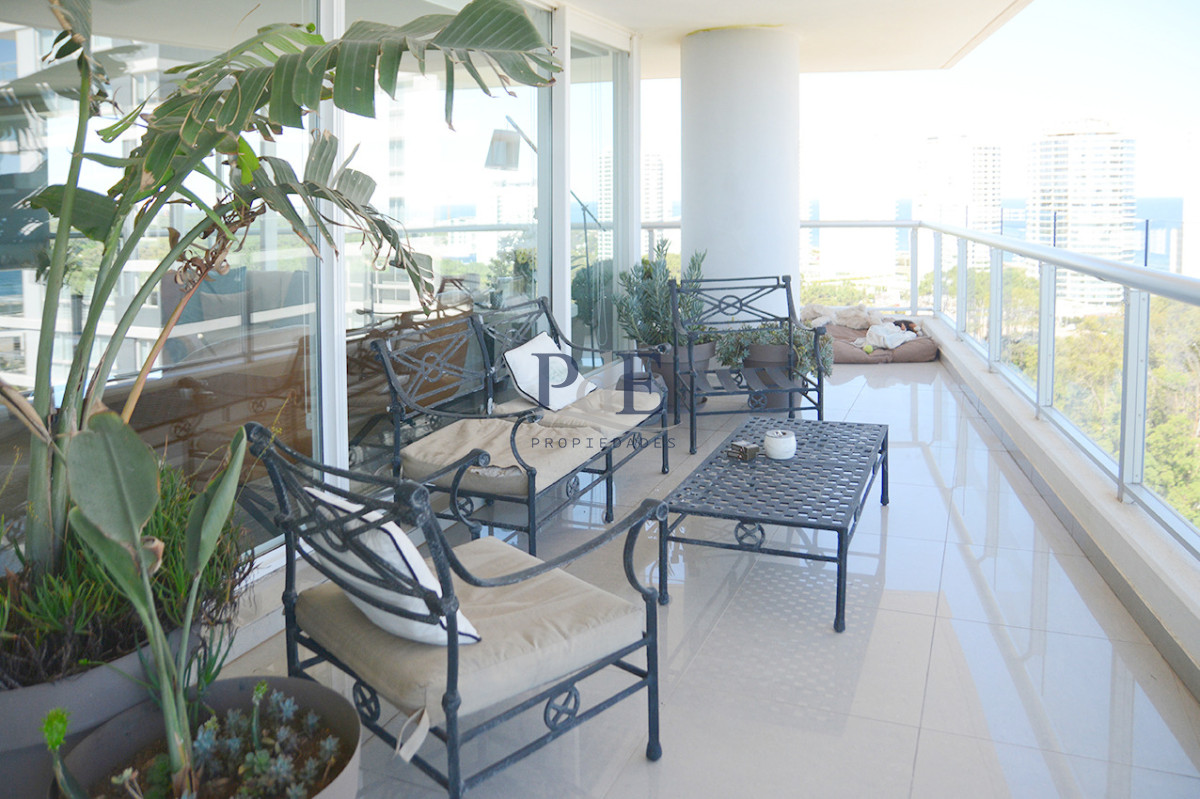 Departamento con linda vista a pasos de Playa Brava - Imagen 3