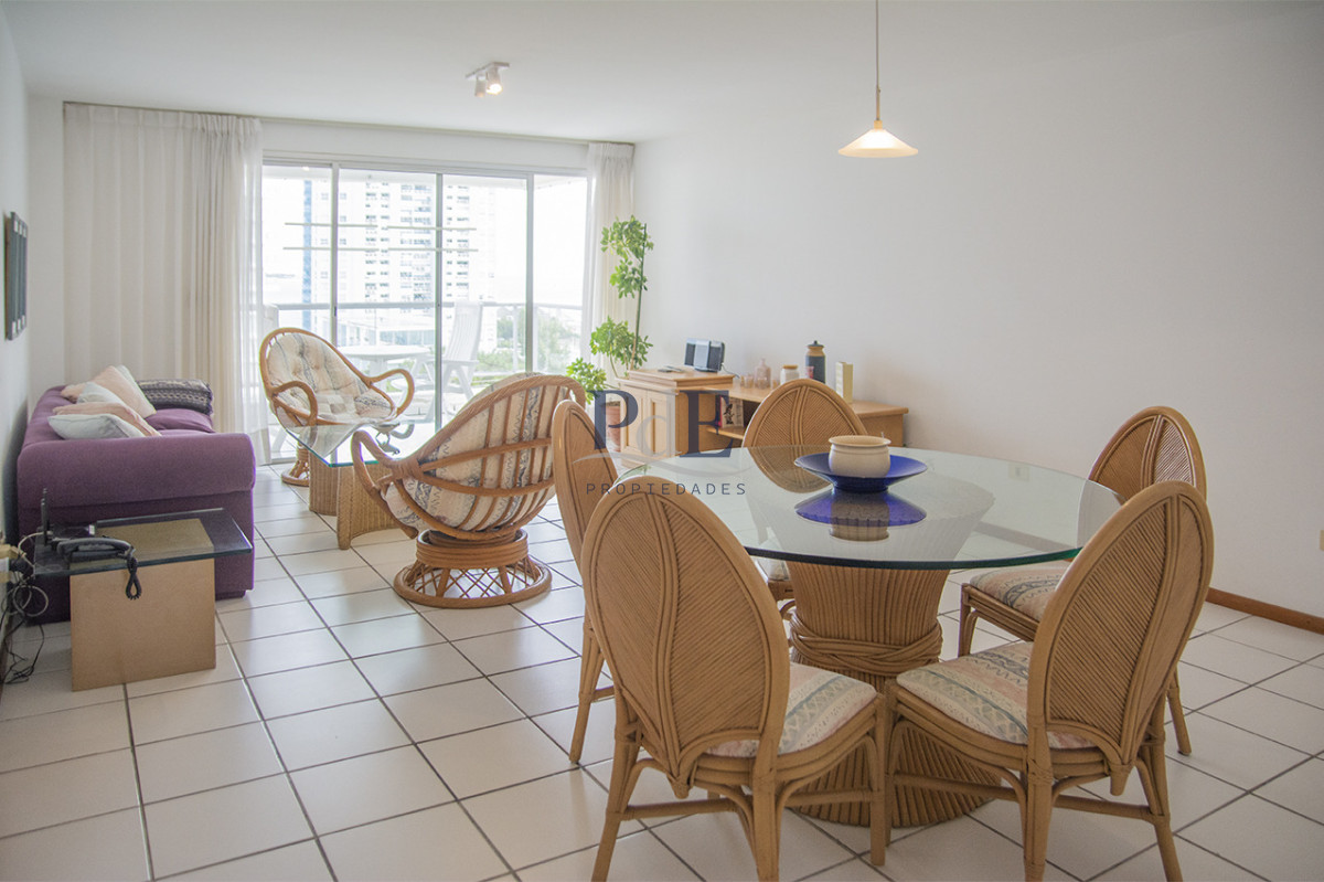 Apartamento de 3 dormitorios a la venta en playa Mansa Punta del Este - Imagen 1