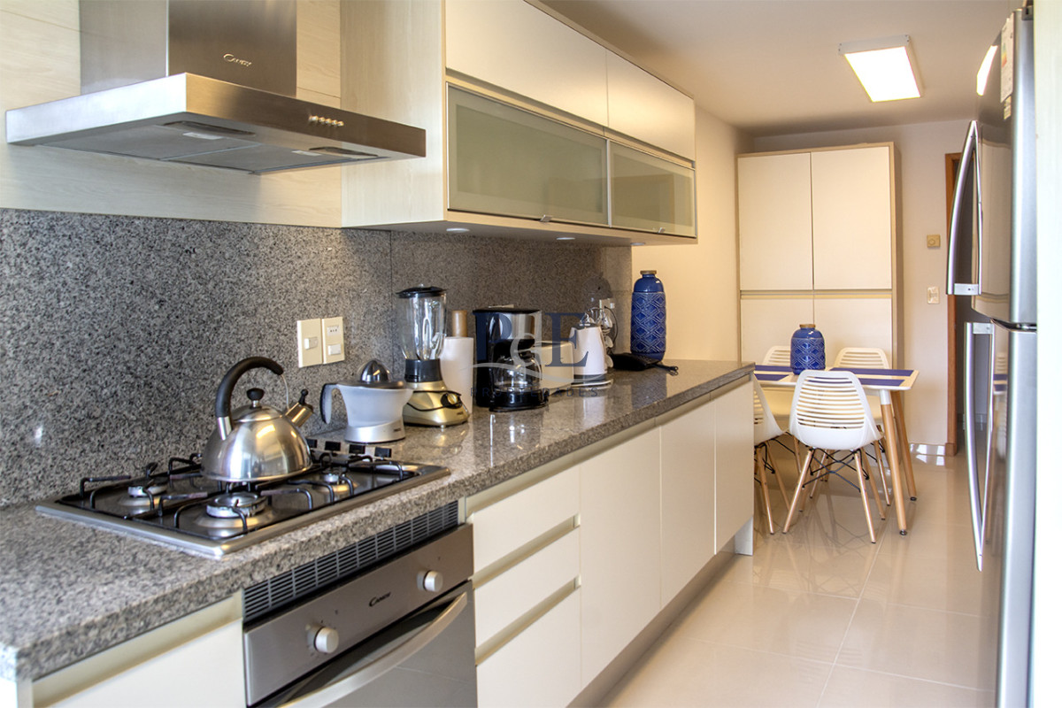 Apartamento de 3 Dormitorios en Playa Mansa en venta  - A Pasos del Mar - Imagen 44