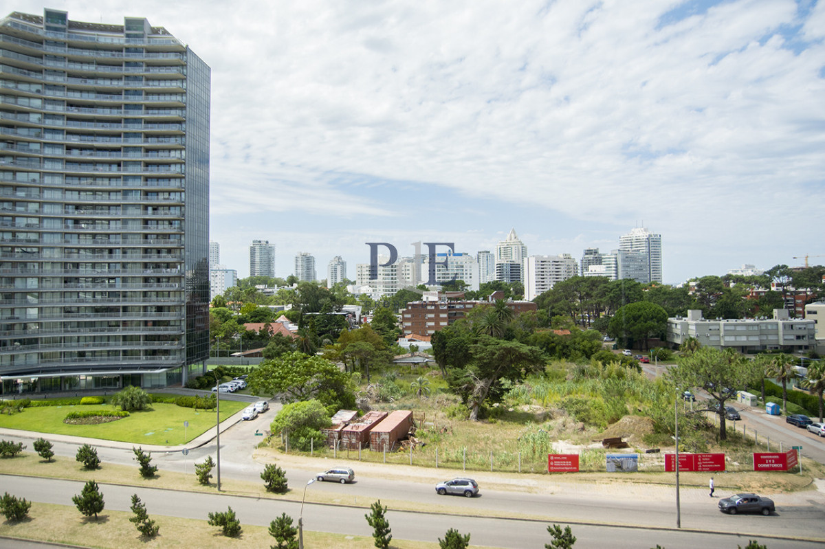Apartamento de 3 dormitorios a la venta en playa Mansa Punta del Este - Imagen 24