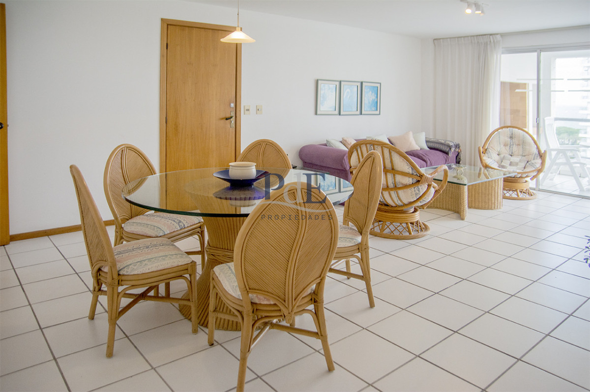 Apartamento de 3 dormitorios a la venta en playa Mansa Punta del Este - Imagen 2