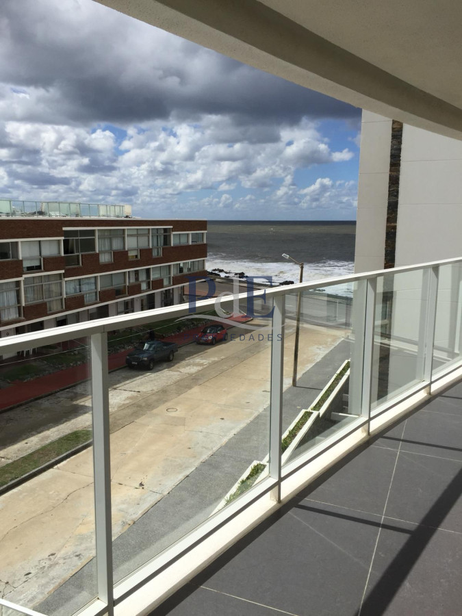 Apartamento de 2 dormitorios en venta en Península a metros del mar