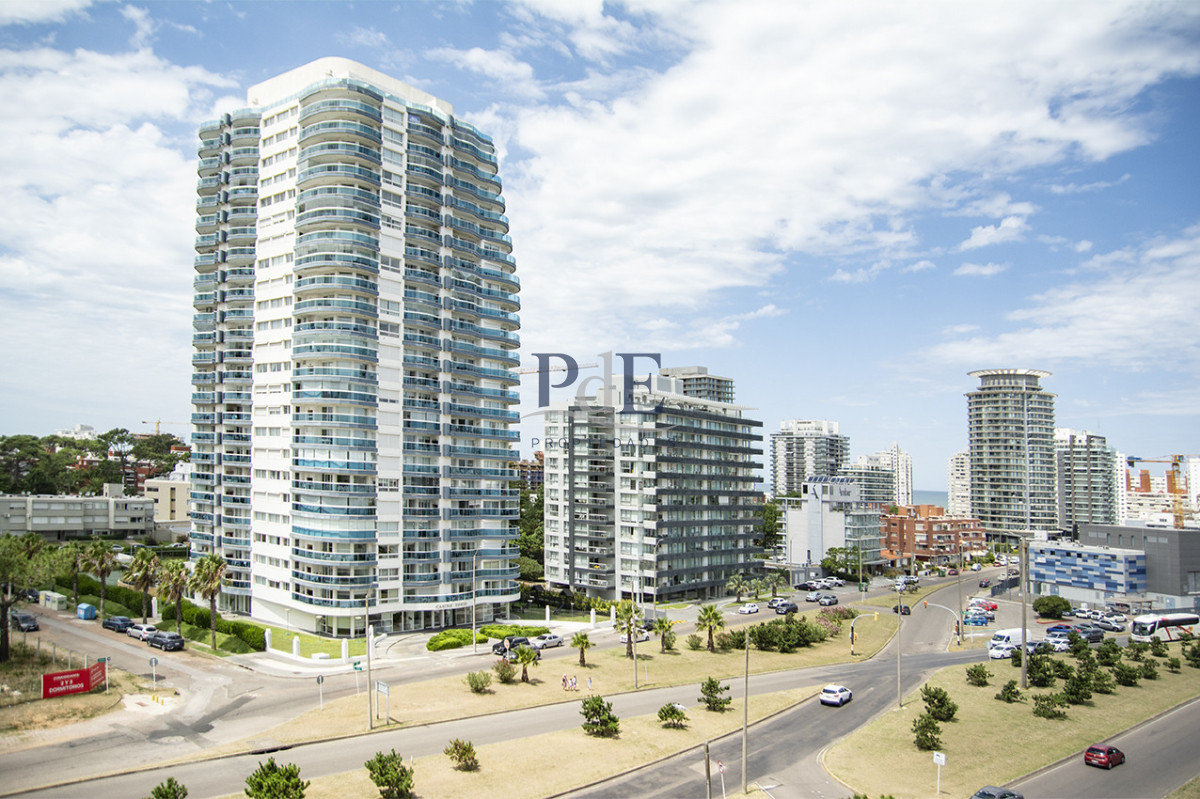 Apartamento de 3 dormitorios a la venta en playa Mansa Punta del Este - Imagen 8