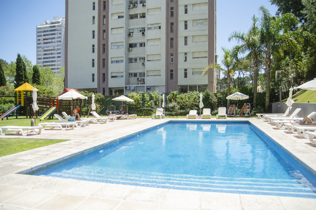 Vende apto de 2 dormitorios con vista al mar en Punta del este - Imagen 48