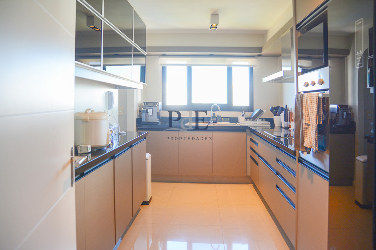 Departamento con linda vista a pasos de Playa Brava - Imagen 11