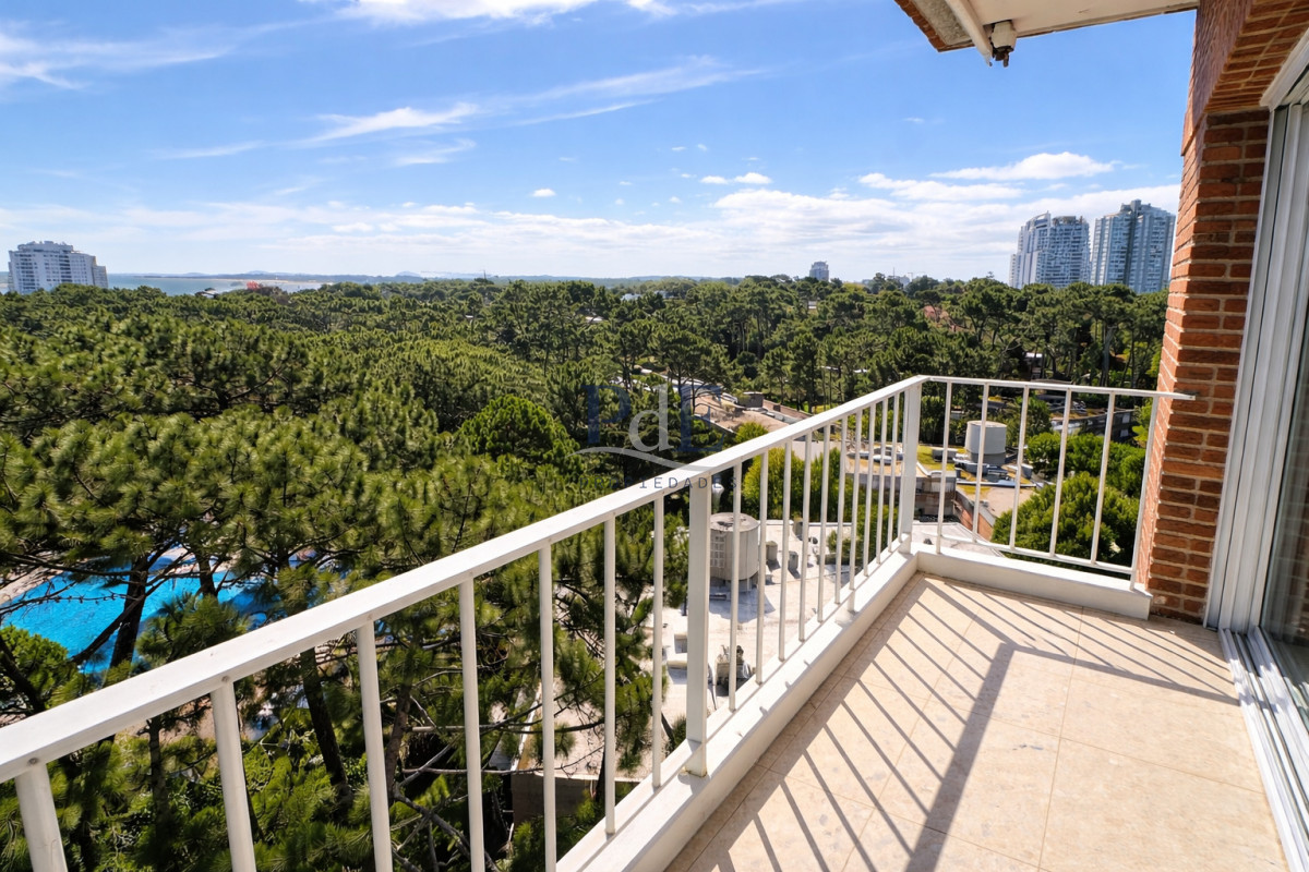 En venta apartamento de 2 dormitorios y medio, esquinero en Mansa, Punta del Este - Imagen 1