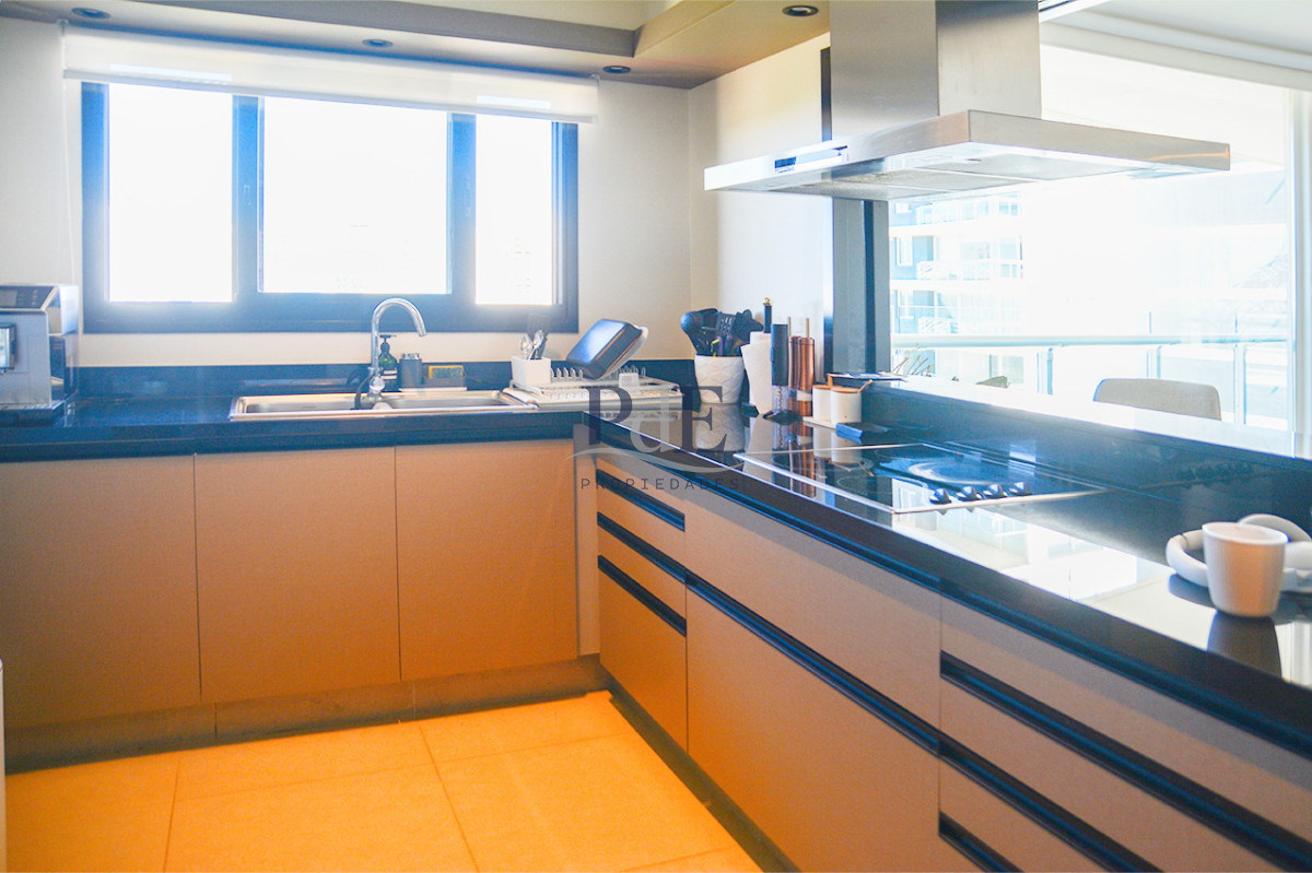 Departamento con linda vista a pasos de Playa Brava - Imagen 12