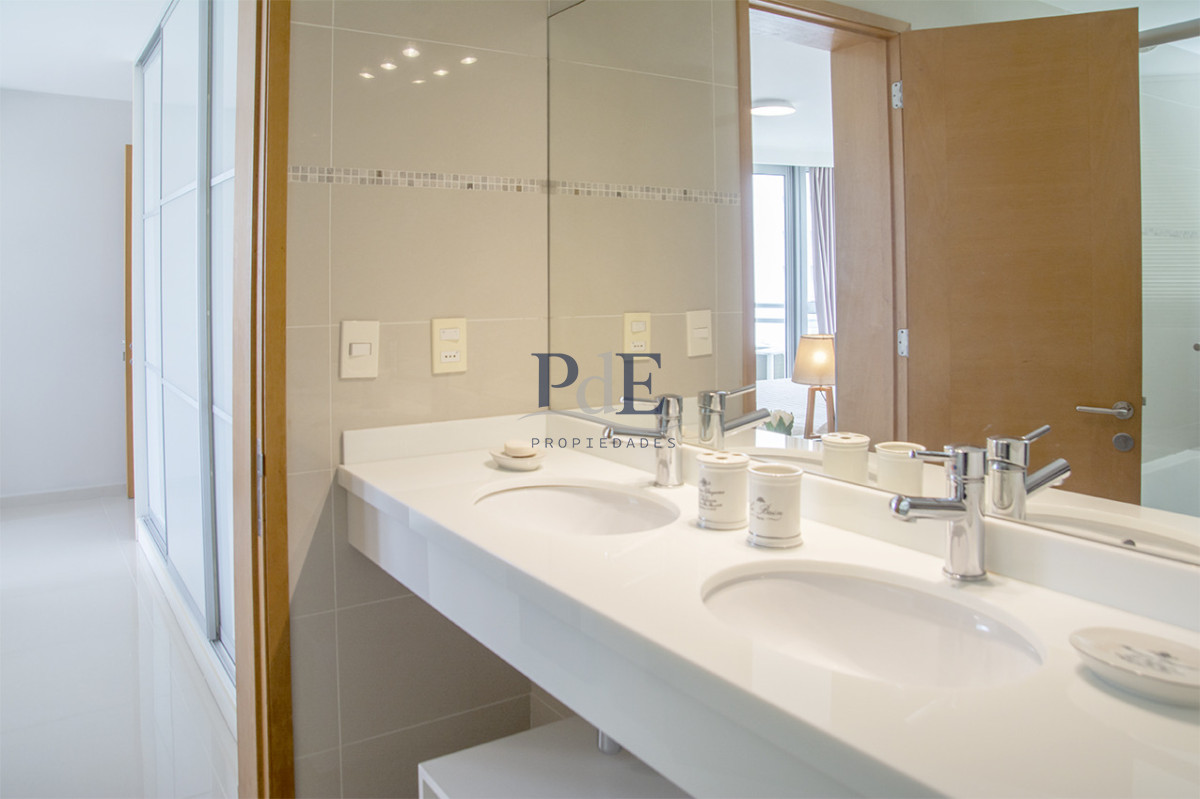 Apartamento de 3 Dormitorios en Playa Mansa en venta  - A Pasos del Mar - Imagen 37