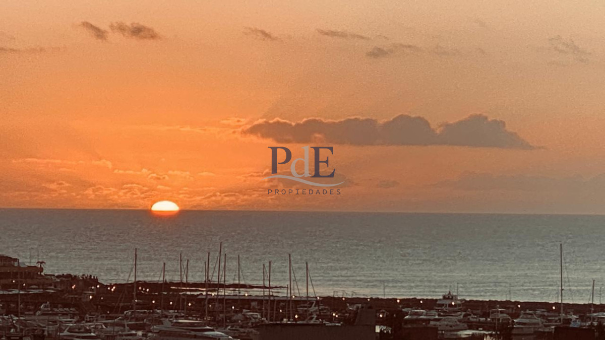 Apartamento en venta de 3 dormitorios con vista al Puerto. - Imagen 2