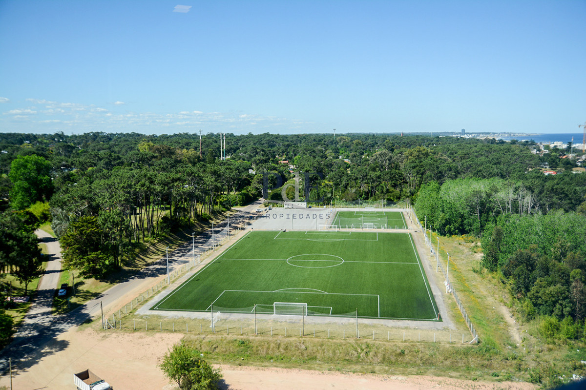 Departamento con linda vista a pasos de Playa Brava - Imagen 23