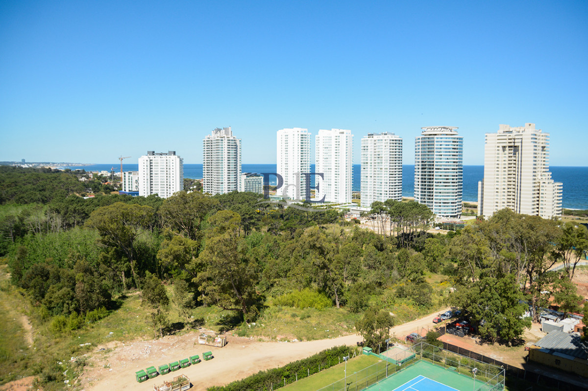 Departamento con linda vista a pasos de Playa Brava - Imagen 16