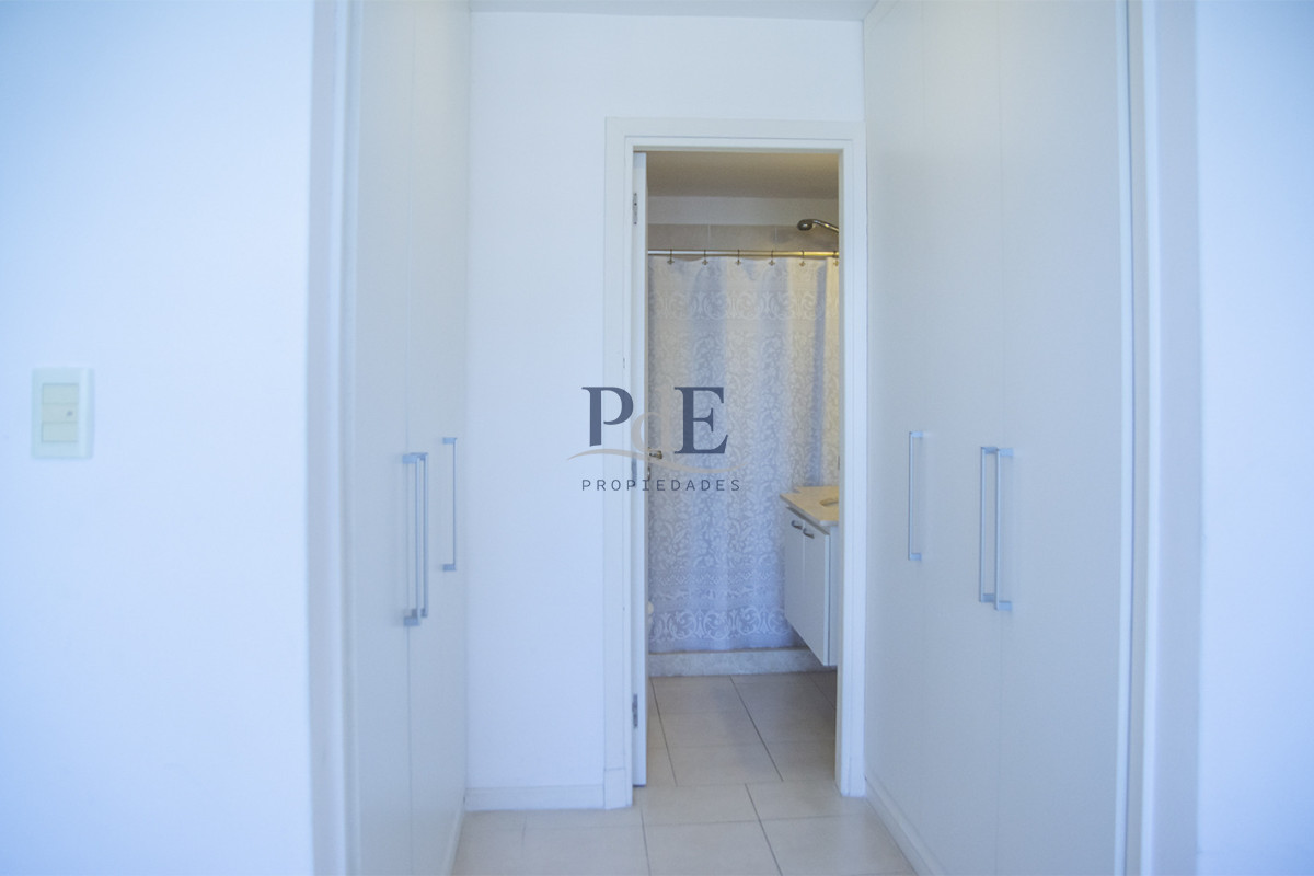 Vende apto de 2 dormitorios con vista al mar en Punta del este - Imagen 17