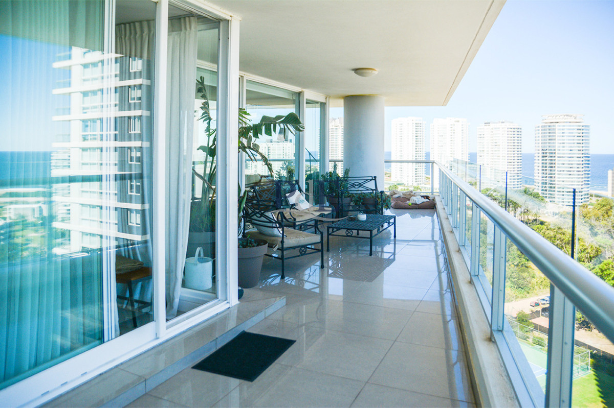 Departamento con linda vista a pasos de Playa Brava - Imagen 9