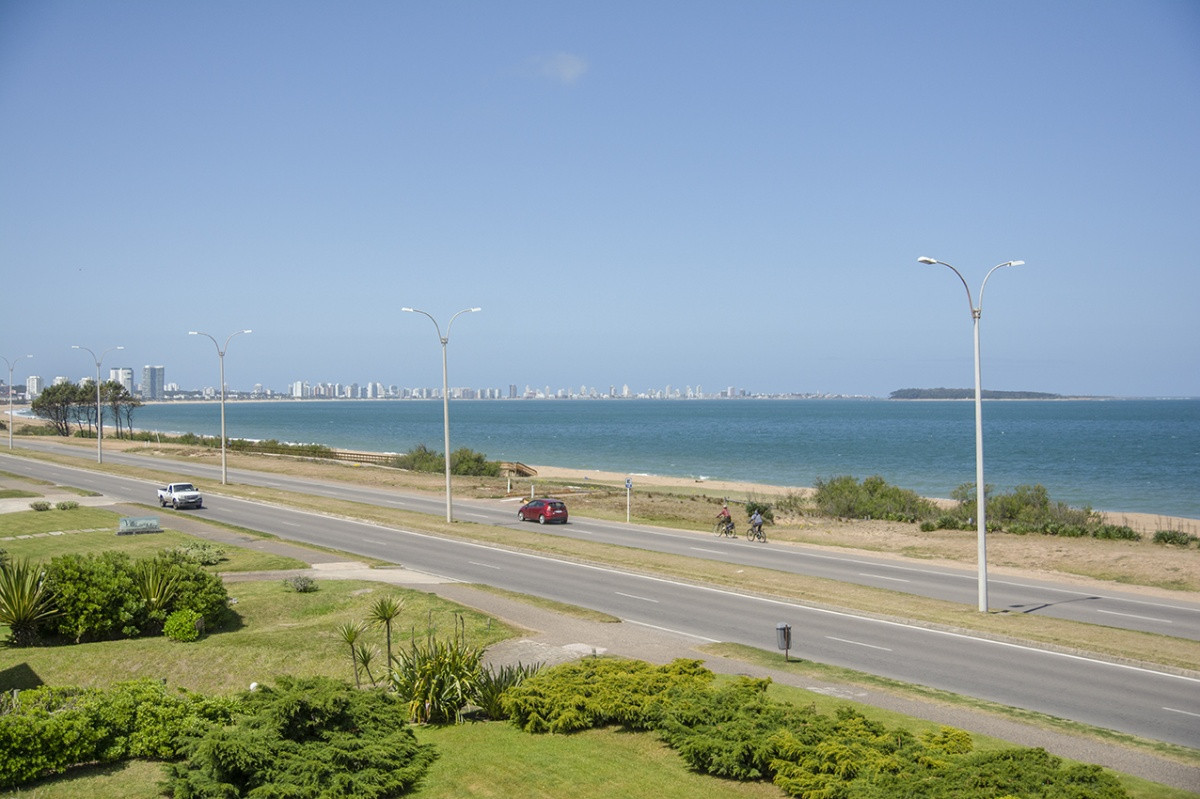 Imagen de Espectacular departamento en Playa Mansa de 3 dormitorios frente al mar!