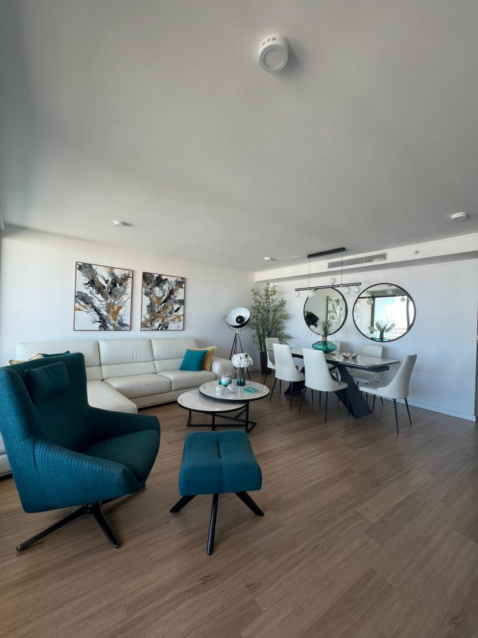 Imagen de Vende apartamento de 2 dormitorios en suite, con balcón, en Mansa - Punta del Este