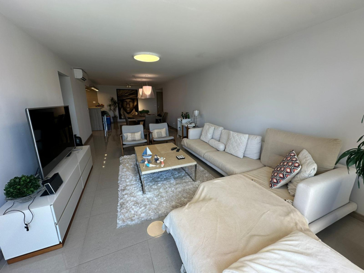 Imagen de En venta apartamento de 3 dormitorios en Punta del Este, a solo metros del mar 