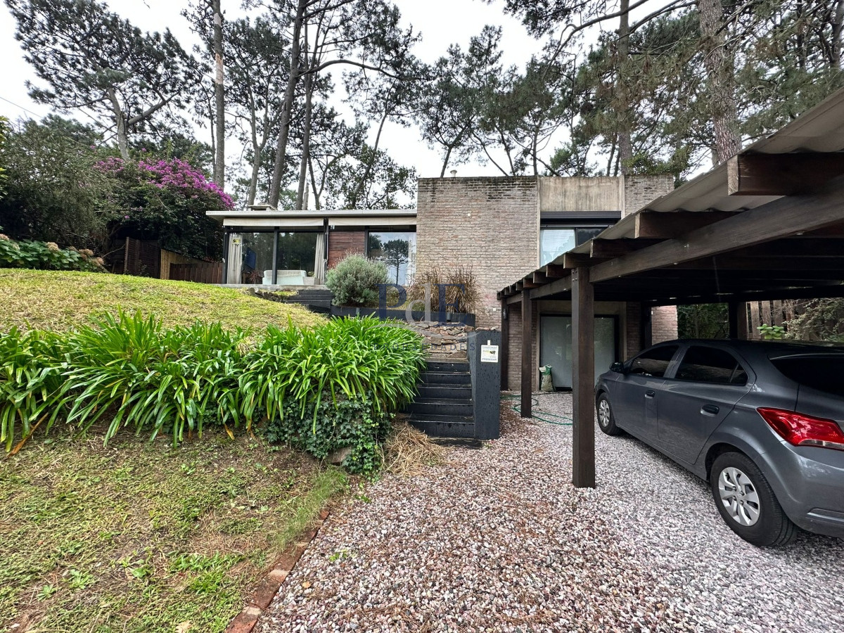 Pinares | Casa para Vivir Todo el Año a Dos Cuadras de la Laguna - Imagen 1