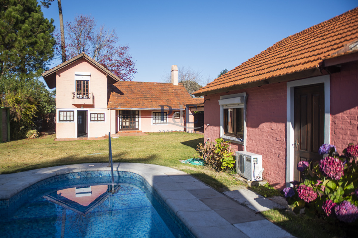 Muy linda casa en venta, zona inmejorable, 3 dormitorios y servicio - Imagen 2