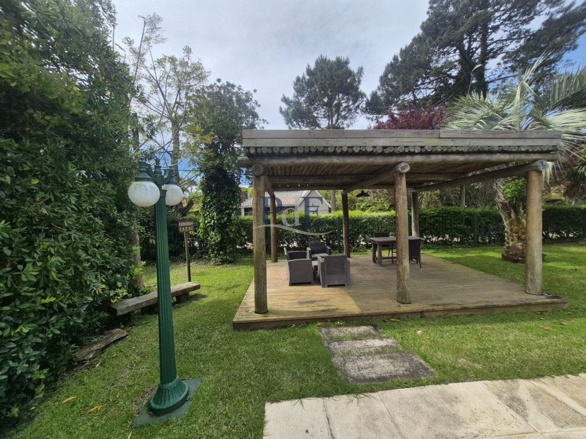 Casa de 4 dormitorios en Punta del Este con 2300 m2 de terreno - Imagen 11