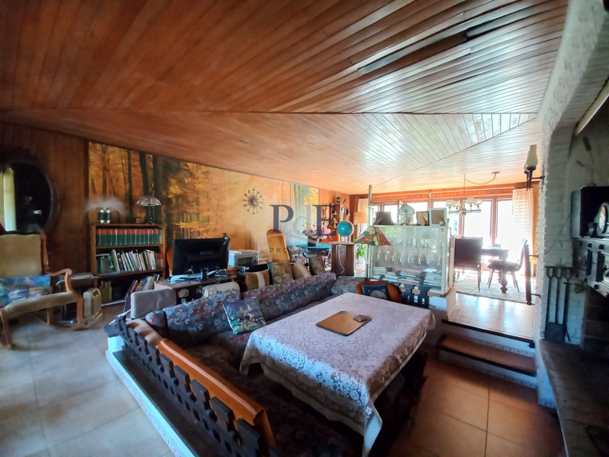 Vende casa de 4 dormitorios en Pinares, cerca del mar. Punta del Este.  - Imagen 1