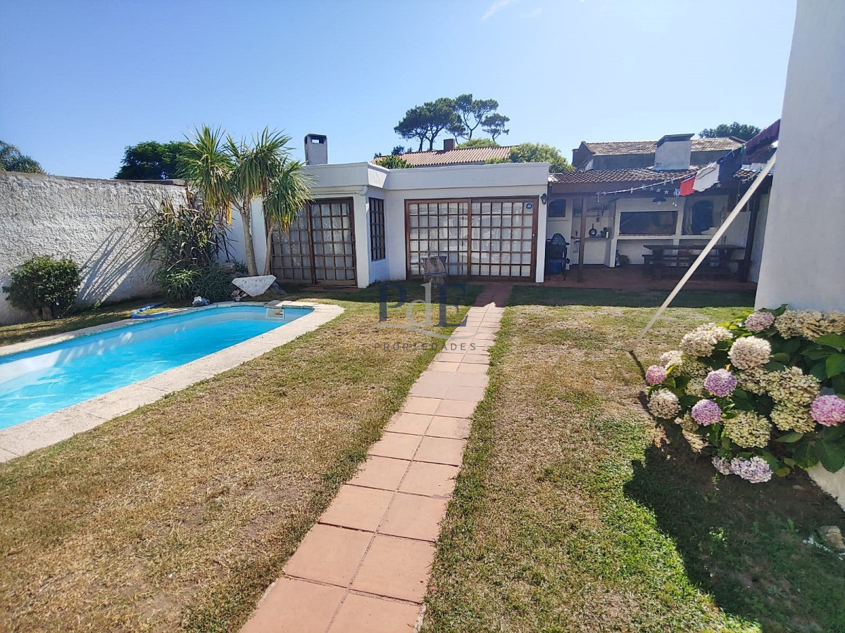 En venta casa de 4 dormitorios con piscina y parrillero en Las Delicias, Maldonado