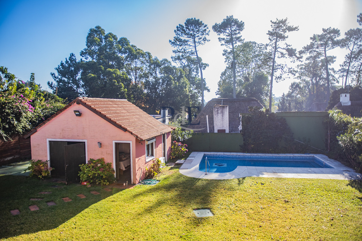Muy linda casa en venta, zona inmejorable, 3 dormitorios y servicio - Imagen 35
