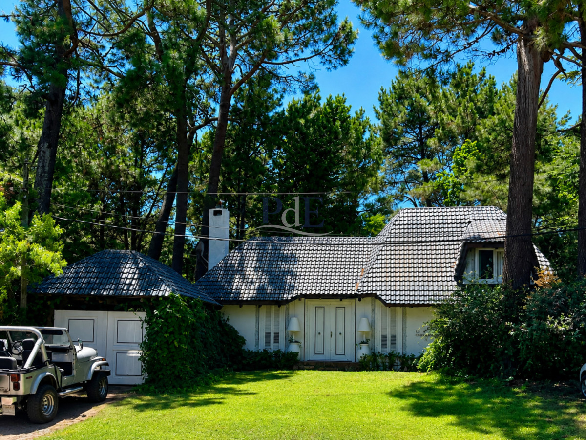 Chalet de 4 dormitorios, piscina y parrillero en venta, Zona tranquila. Punta del Este.