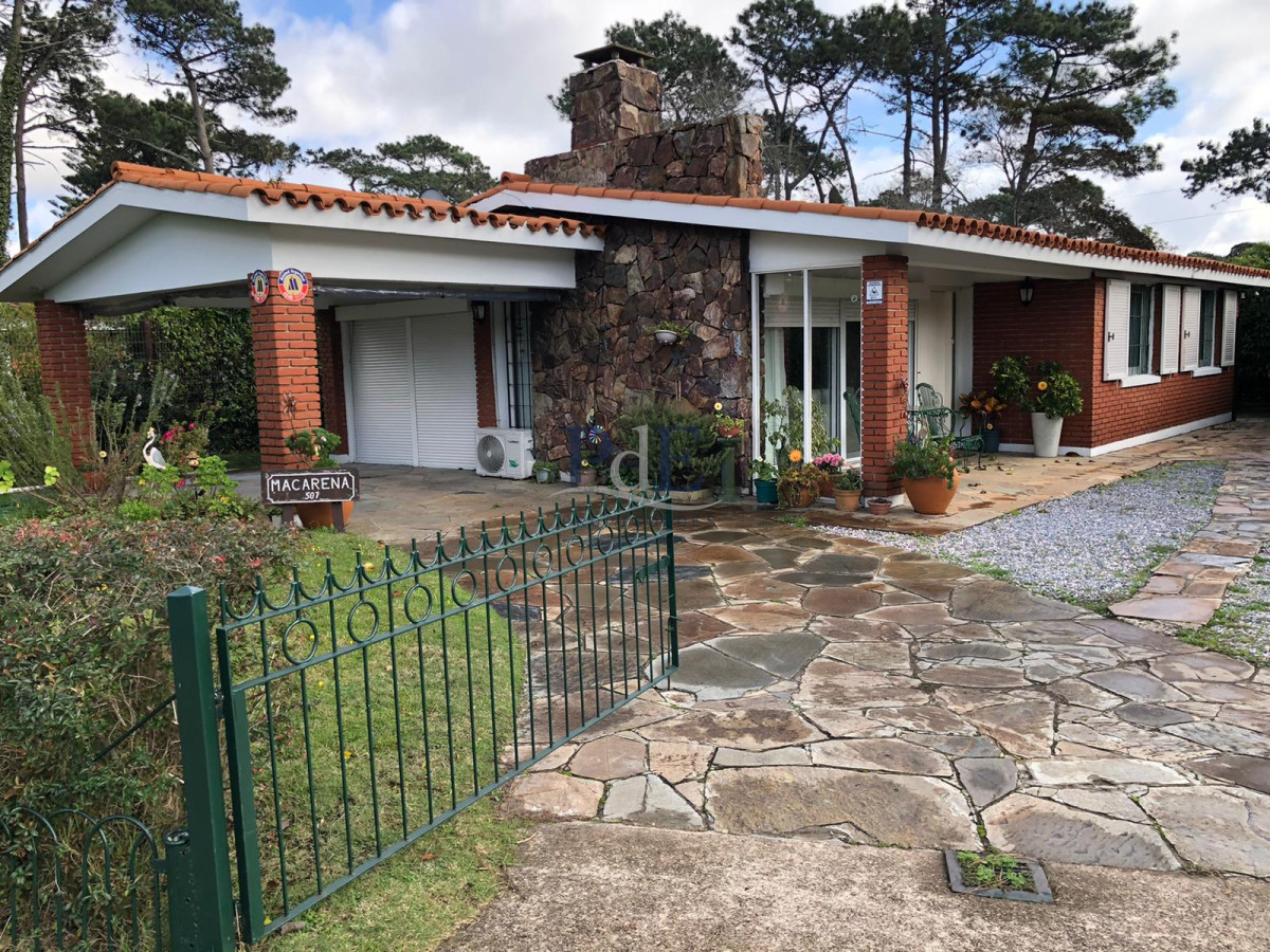 Vendemos casa en Playa Mansa Punta del este - Imagen 14