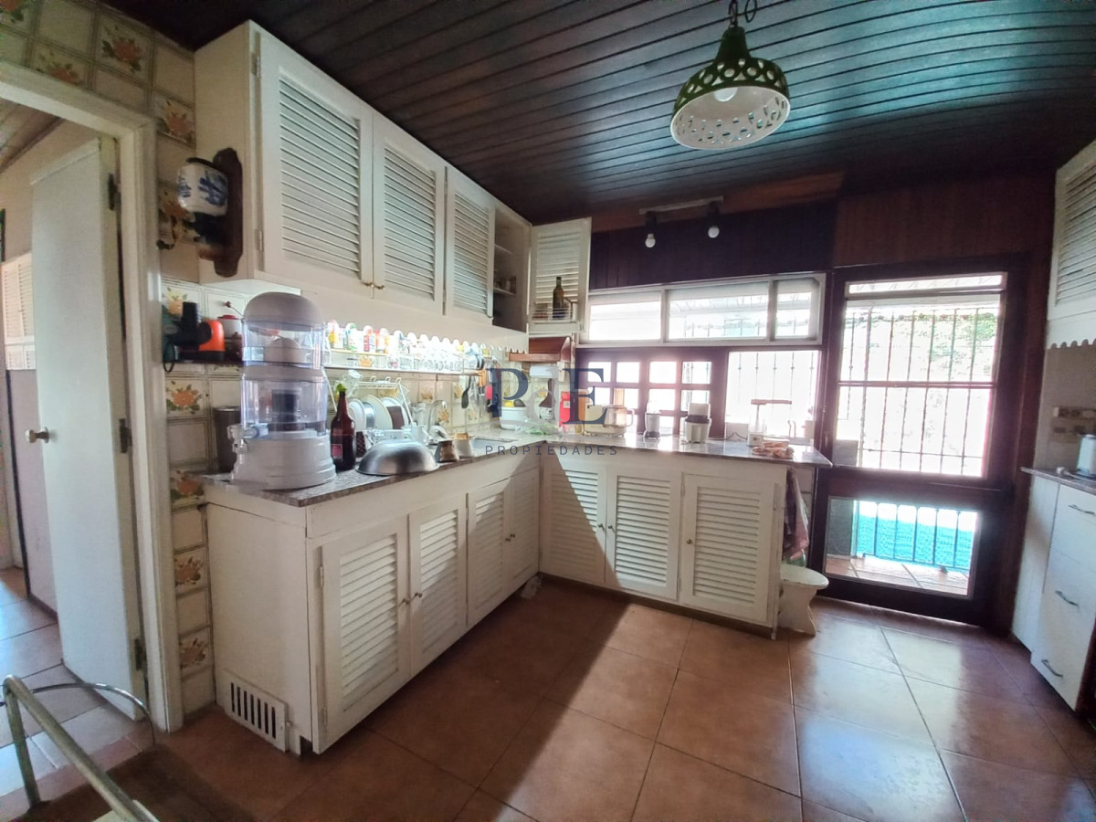 Vende casa de 4 dormitorios en Pinares, cerca del mar. Punta del Este.  - Imagen 3