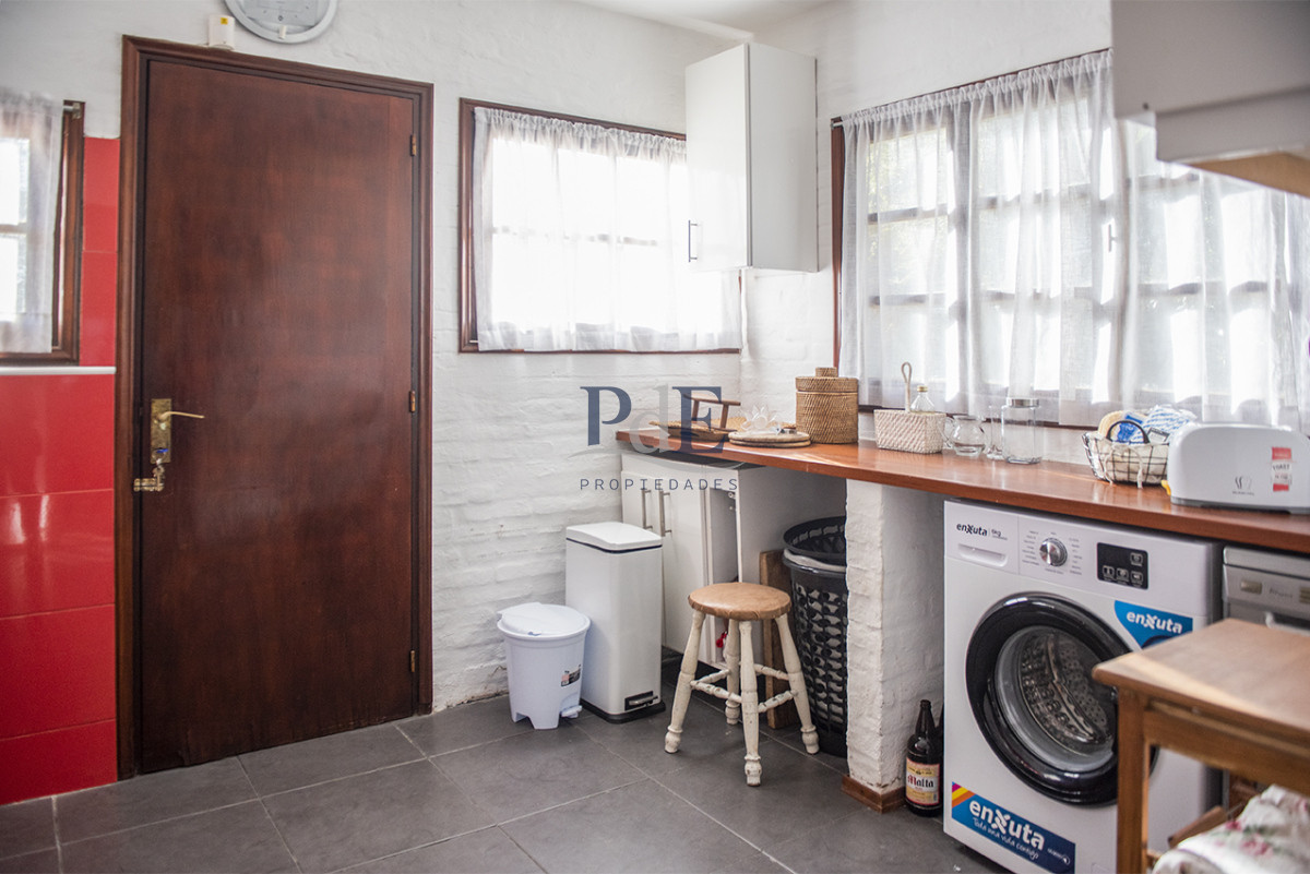 Muy linda casa en venta, zona inmejorable, 3 dormitorios y servicio - Imagen 23