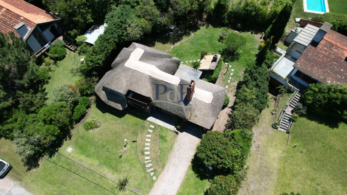 Hermosa cabaña de 4 dormitorios en venta a metros de Playa Mansa, Punta del Este - Imagen 1