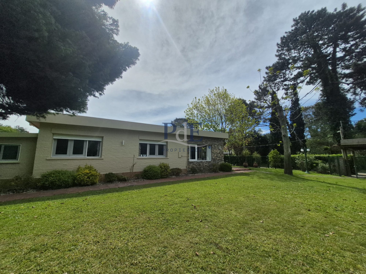Casa de 4 dormitorios en Punta del Este con 2300 m2 de terreno - Imagen 3