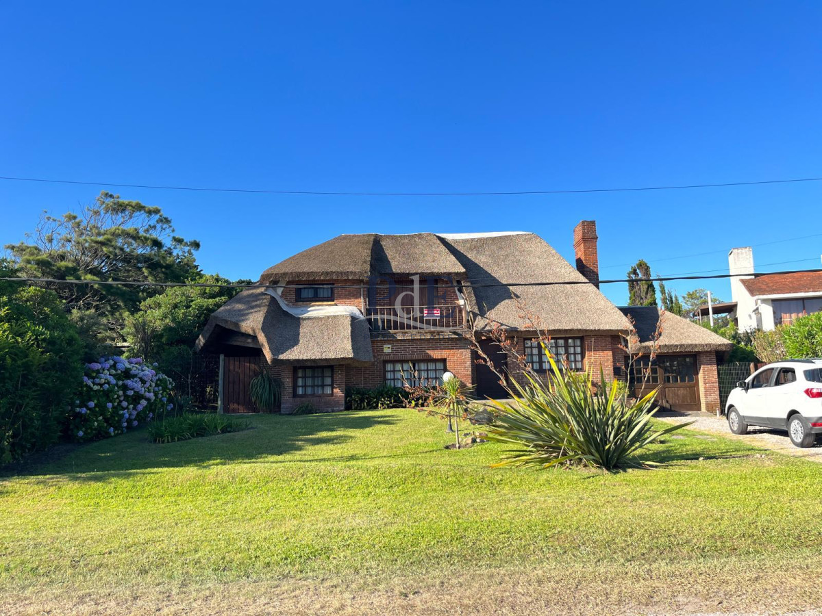 Hermosa cabaña de 4 dormitorios en venta a metros de Playa Mansa, Punta del Este - Imagen 32