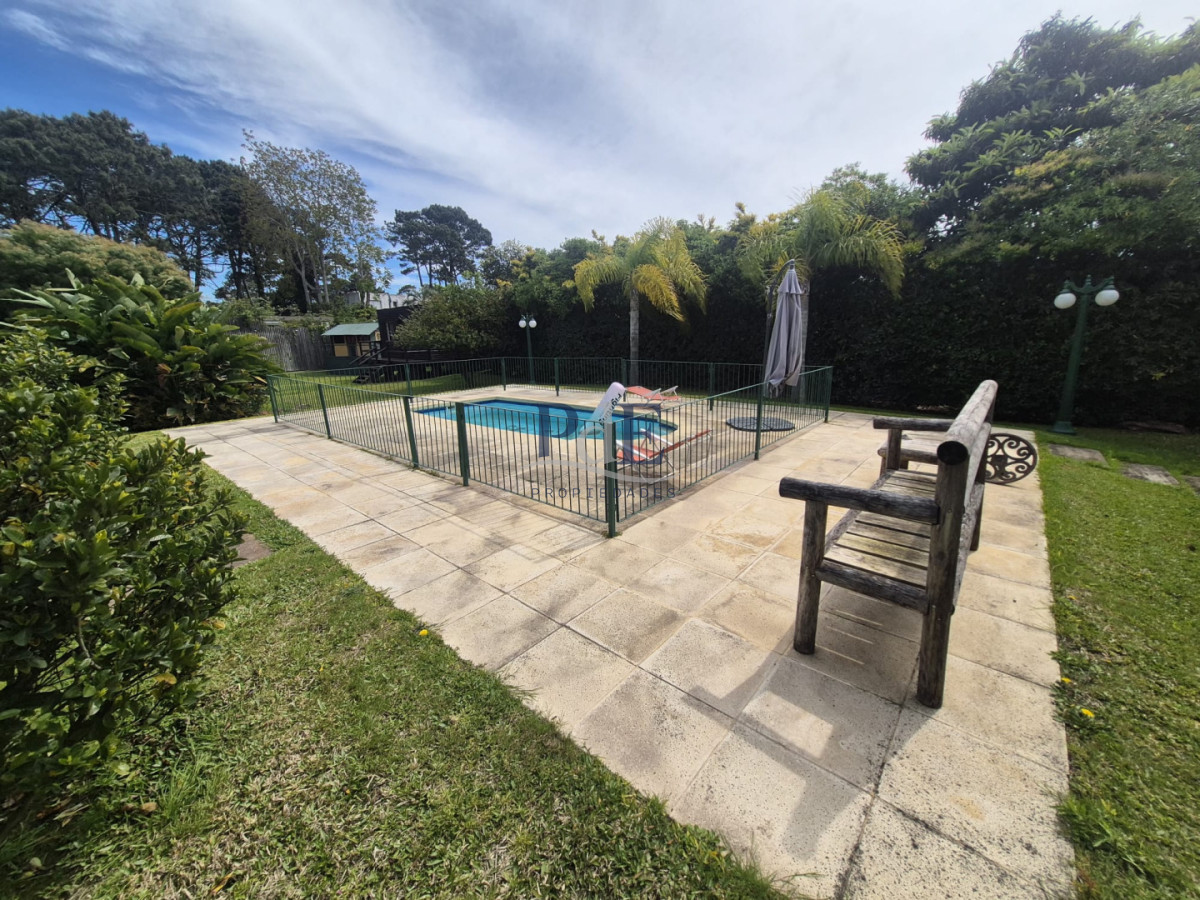 Casa de 4 dormitorios en Punta del Este con 2300 m2 de terreno - Imagen 14