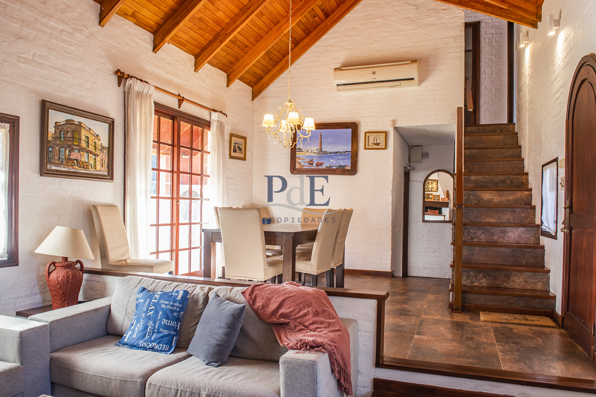 Muy linda casa en venta, zona inmejorable, 3 dormitorios y servicio - Imagen 14