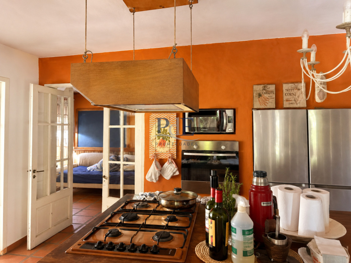Chalet de 4 dormitorios, piscina y parrillero en venta, Zona tranquila. Punta del Este. - Imagen 4