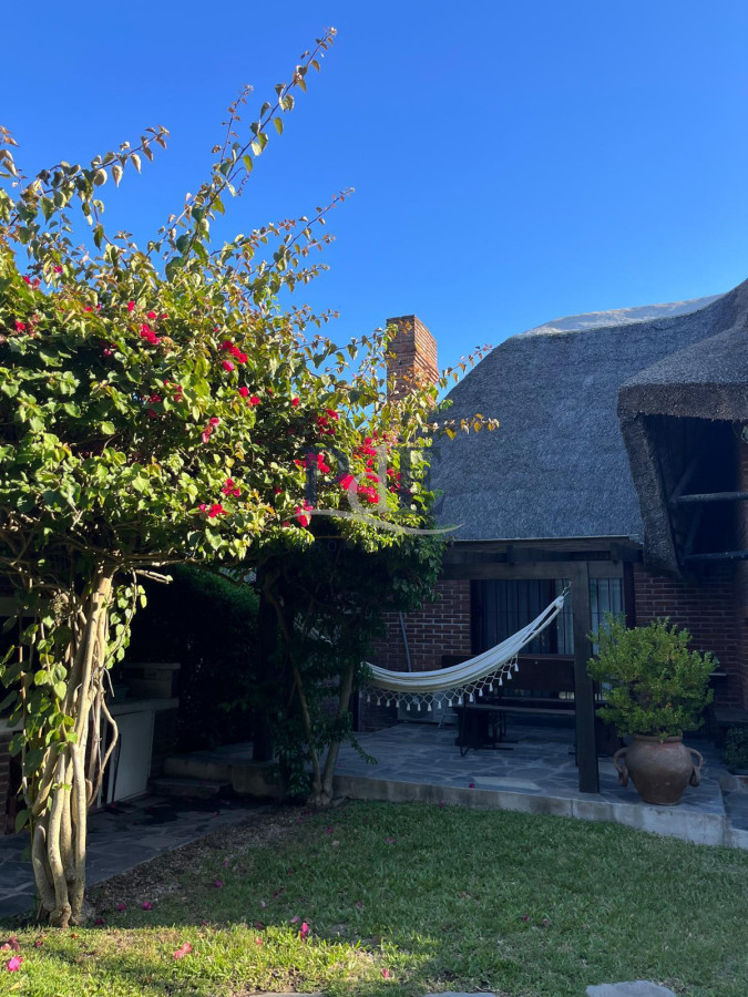 Hermosa cabaña de 4 dormitorios en venta a metros de Playa Mansa, Punta del Este - Imagen 24