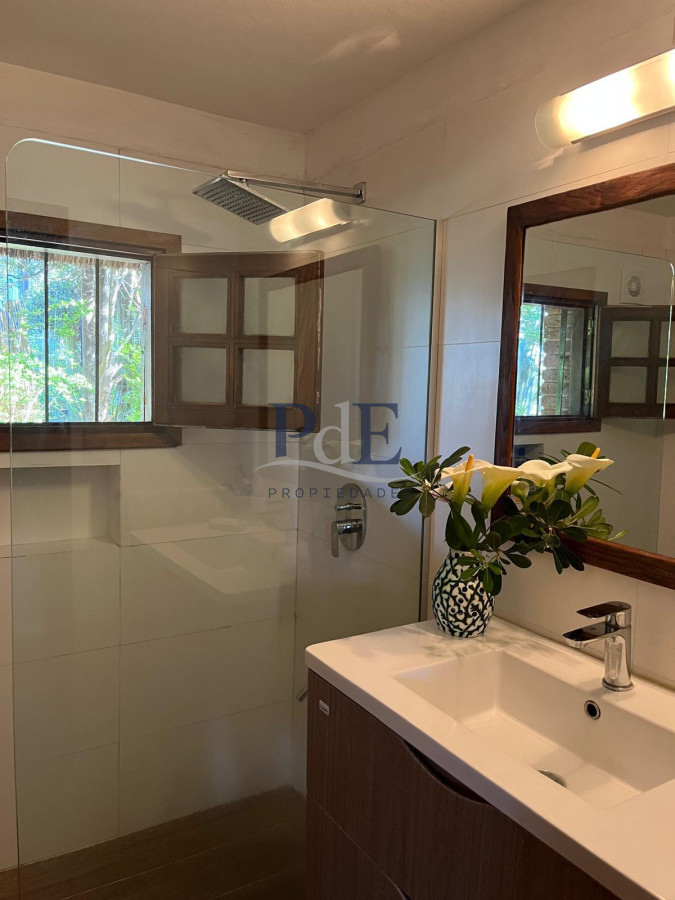 Hermosa cabaña de 4 dormitorios en venta a metros de Playa Mansa, Punta del Este - Imagen 23